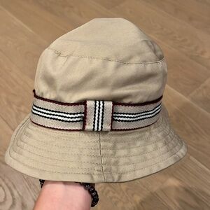 Bucket hat in tan and traditional plaid